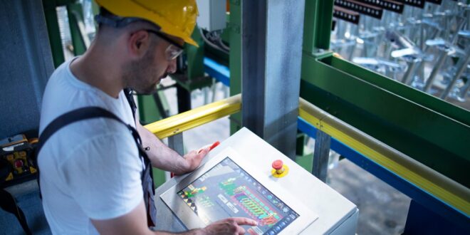 6 operaio-di-fabbrica-che-monitora-a-distanza-le-macchine-industriali-e-la-produzione-nella-sala-di-controllo